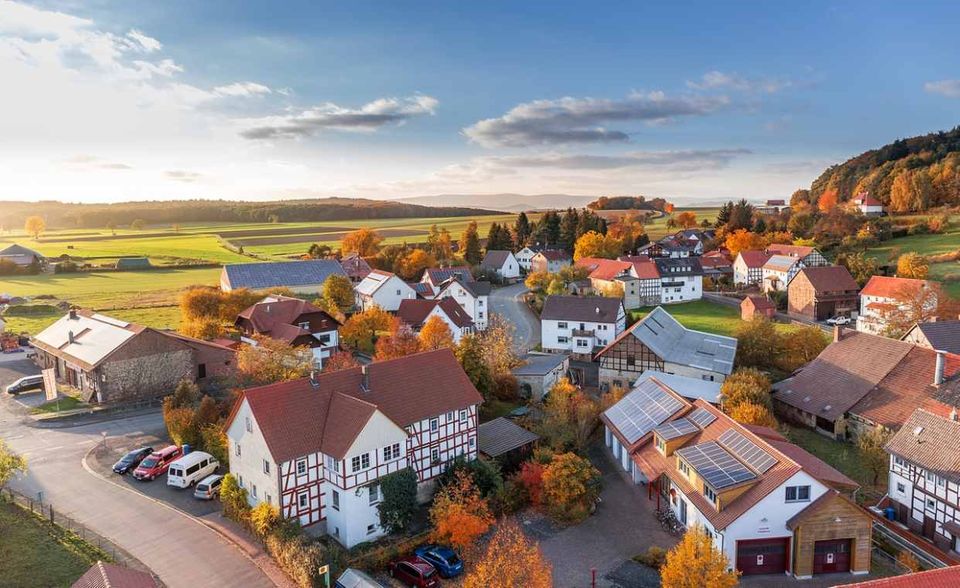 Deutschland ist laut der Studie das weltweit zweitbeliebteste Land für hochqualifizierte Digitalfachkräfte. Fast jeder dritte (31 Prozent) der rund 27.000 Befragten würde gern in Deutschland leben und arbeiten. Damit war die Bundesrepublik auch der attraktivste nicht-englischsprachige Jobstandort. Unter den Digitalexperten aus Deutschland fiel die Bereitschaft zum Wechsel ins Ausland übrigens etwas geringer aus als bei den internationalen Kollegen. Lediglich 62 statt 67 Prozent würden für den Job zum Expat werden.