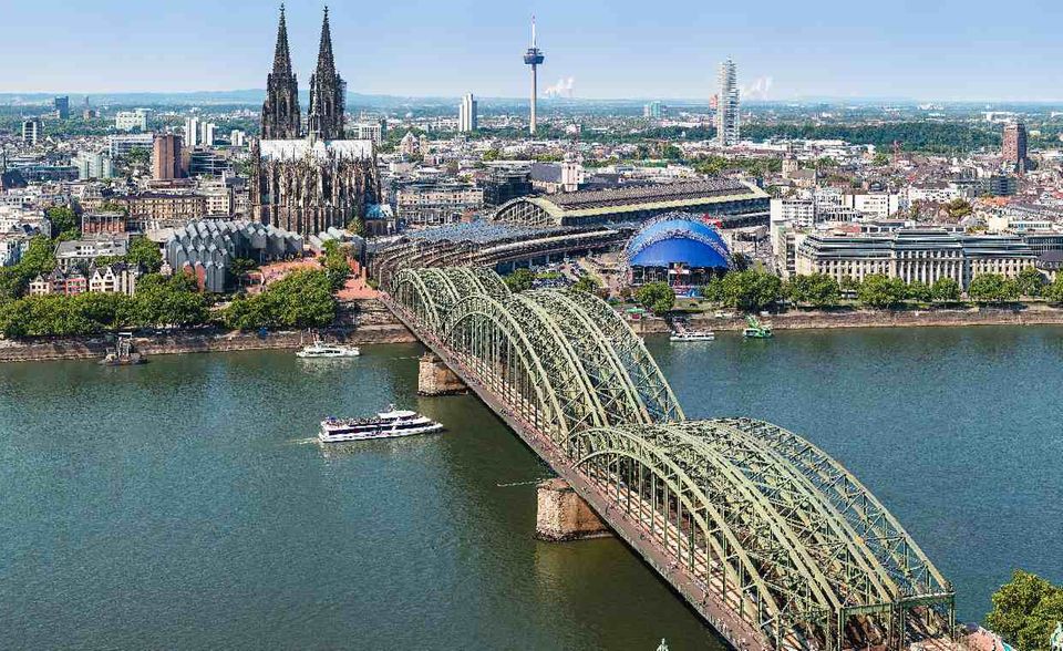 Köln konnte die Zahl seiner Top-Unternehmen um zwei Firmen steigern. Die viertgrößte Stadt Deutschlands belegt mit 14 großen Familienunternehmen Platz sieben der Rangliste. Allerdings fiel der Gesamtumsatz mit 8,2 Milliarden Euro vergleichsweise gering aus. Keine der Kölner Firmen schaffte es im NRW-Vergleich unter die Top 30. Einer der Platzhirsche ist der Zuckerhersteller Pfeifer & Langen.