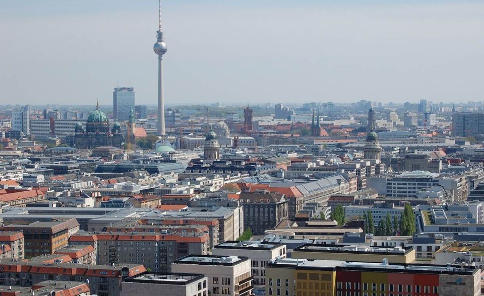 Berlin kam wie schon im vorherigen Jahres-Ranking auf 14 führende Familienunternehmen. Die erwirtschafteten aber einen fast doppelt so hohen Umsatz wie die Konkurrenten in Köln (15,2 Milliarden Euro). Deshalb wurde Berlin von Die deutsche Wirtschaft auf Platz sechs gesetzt. Einige der größten Berliner Familienunternehmen sind der Verlag Axel Springer und die Dussmann Group.