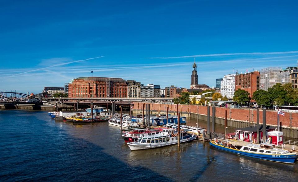 Die Hansestadt Hamburg ist seit Jahrhunderten eine Perle des deutschen Handels. Das schlägt sich im ersten Platz dieses Rankings nieder. Die Hafenstadt kann laut DDW 64 Top-Familienunternehmen vorweisen. Das sind doppelt so viel wie beim Zweitplatzierten München. Hamburg punktet mit einem überproportional großen Anteil an Handelsunternehmen. Spitzenreiter nach Umsatz ist die Otto Group mit der Tochterfirma Hermes. In der Rangliste der Bundesländer kommt Hamburg auf den fünften Platz. Geht es nach dem Gesamtumsatz der ansässigen Firmen, führt Wolfsburg dank Volkswagen die Städteliste an.
