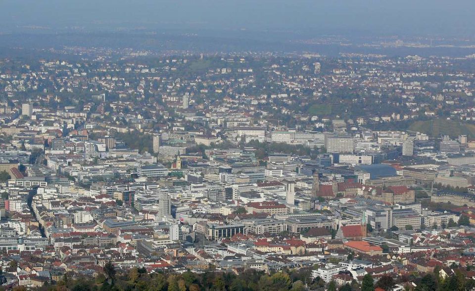 Stuttgart ist die dritte Stadt mit 14 Top-Familienunternehmen. Das waren zwei weniger als im Vorjahr. Beim Gesamtumsatz (21,2 Milliarden Euro) aber konnte Stuttgart Berlin und Köln weit hinter sich lassen und sicherte sich den fünften Rang. Größtes Familienunternehmen ist die Mahle GmbH, einer der größten Automobilzulieferer weltweit.