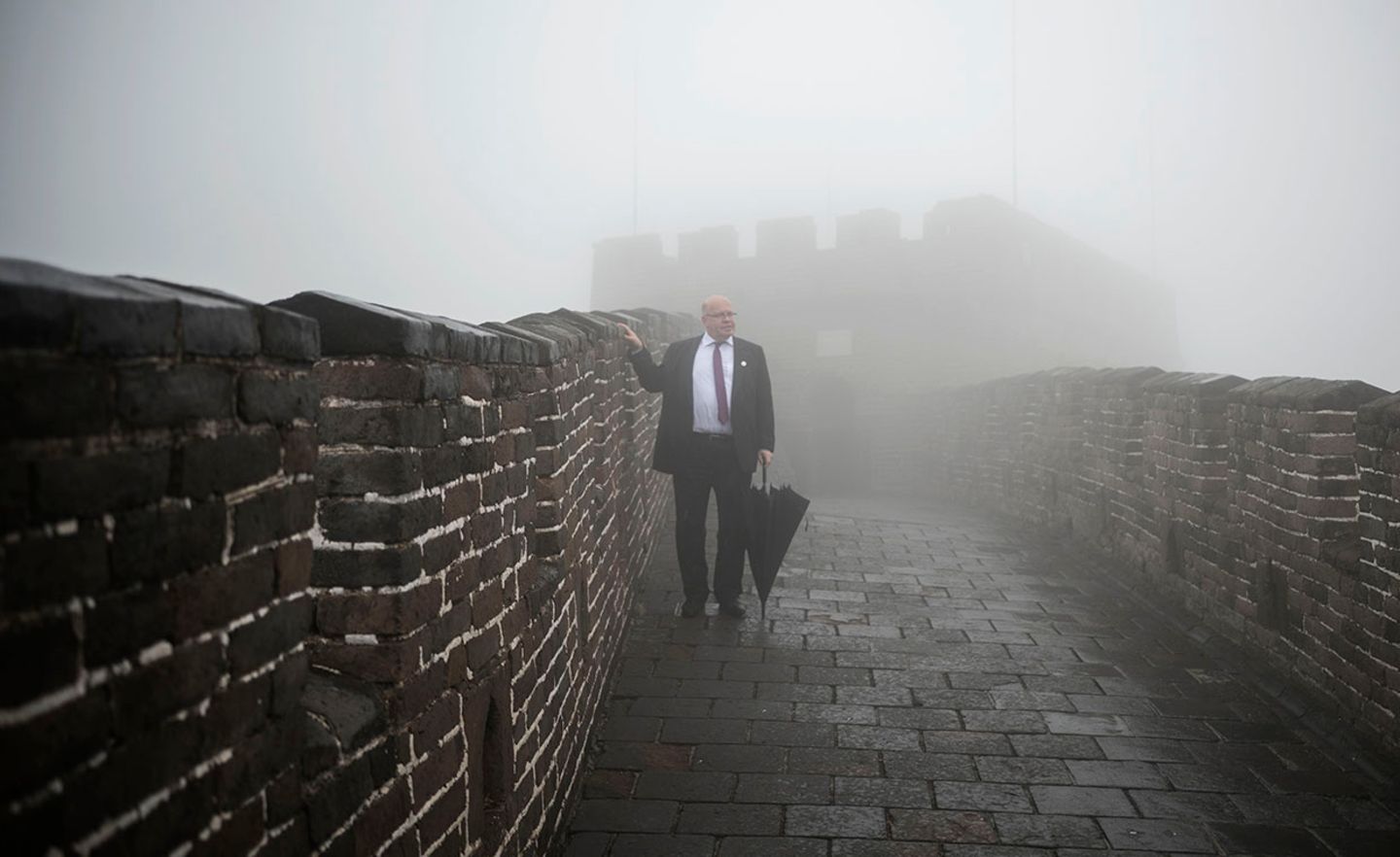 Bei einem Besuch der Chinesischen Mauer im April 2019 stochert Peter Altmaier im Nebel.