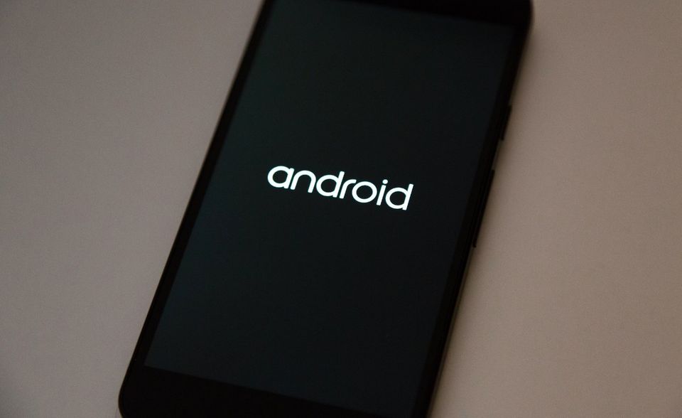 Google verdankt seine Vormachtstellung auch klugen Zukäufen. 2005 übernahm der Konzern das Unternehmen Android. Gründer Andy Rubin, einst Softwareentwickler bei Apple, blieb bis 2014 in leitender Funktion bei Google. Am 23. September 2008 wurde die erste Version von Android veröffentlicht. Die freie Software, die auf Linux basiert, entwickelte sich schnell zum Marktführer. Rund neun von zehn Smartphones werden mittlerweile mit Android ausgeliefert. 2017 verkündete Google einen neuen Rekord: Android war auf mehr als zwei Milliarden Geräten weltweit installiert. Das waren längst nicht nur Handys und Tablets. Google-Dienste finden sich in Smartwatches, Fernsehern und Autos. Dabei spielt Künstliche Intelligenz eine immer zentralere Rolle.