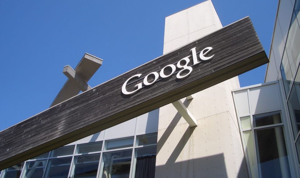 Beinahe wäre Google den Weg so vieler guter, aber schnell versandeter Ideen im Silicon Valley gegangen. Anfang 1999 wollten Page und Brin ihre Firma an den damaligen Konkurrenten Excite verkaufen. Excite gehörte in der zweiten Hälfte der 90er Jahre zu den meistbesuchten Internetseiten der Welt. CEO George Bell lehnte die Offerte aber ab – selbst, als das Duo den Kaufpreis von einer Million Dollar auf 750.000 Dollar senkte.