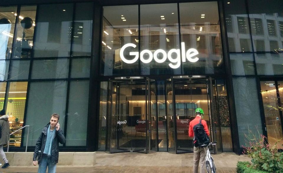 Der Google-Kunde ist längst gläsern. Kaum ein Bereich des Privatlebens bleibt dem Konzern dank E-Mail-Inhalten, Standortdaten und Internetsuchen verborgen. Nicht nur die „Datenkrake“ sorgt für Kritik. Die Wettbewerbshüter der EU-Kommission überzogen Google wegen des Vorwurfs, seine marktbeherrschende Stellung zum Nachteil der Konkurrenz auszunutzen, in den vergangenen Jahren immer wieder mit Milliardenstrafen – die der Konzern allerdings mühelos verdaute.