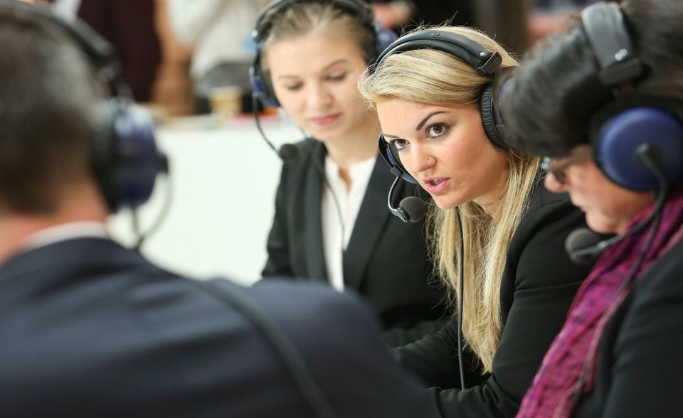 Rund 50.000 Menschen arbeiten für die Institutionen der Europäischen Union, davon rund 32.000 für die Kommission. Bei 510 Millionen EU-Bürgern kommt so etwa ein EU-Beamter auf 10.000 Einwohner. Zum Vergleich: In der Stadt Köln kommt ein Verwaltungsbeamter auf 60 Bürger. Die EU-Kommission ist in rund 40 Abteilungen unterteilt, die sogenannten Generaldirektionen (GD). Jede Generealdirektion beschäftigt sich mit einem Politikbereich und wird von einem Generaldirektor geleitet, der wiederum einem Kommissionsmitglied gegenüber verantwortlich ist.