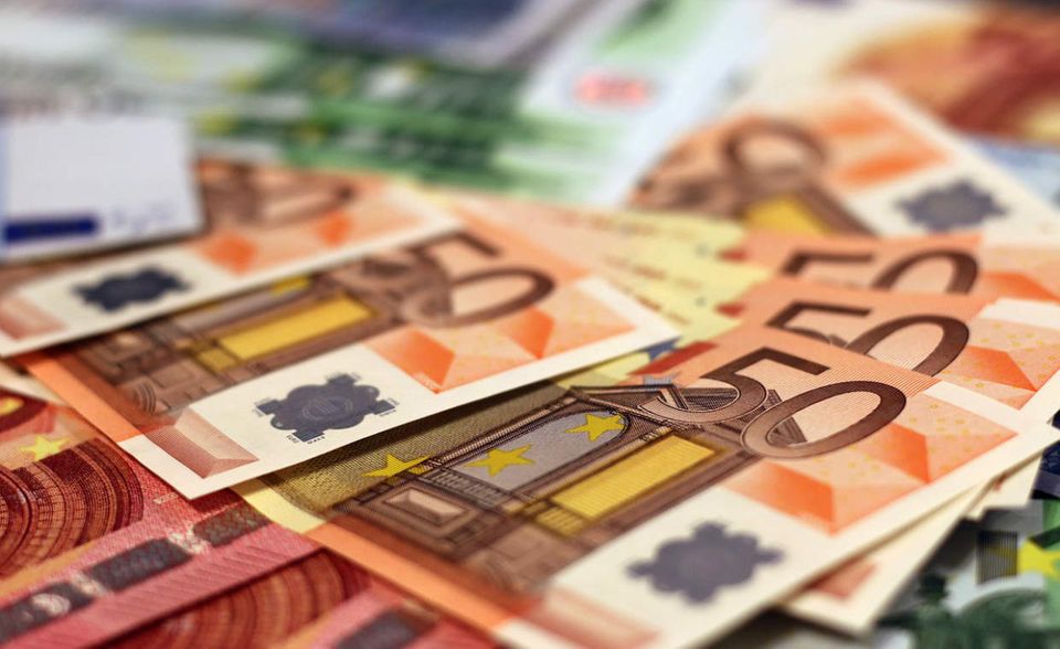 Auch wenn Brüssel oft als Bürokratiemonster bezeichnet wird: Lediglich sechs Prozent des EU-Haushalts werden für die Verwaltung, also Gehälter, Pensionen und Übersetzungsdienste, ausgegeben – rund 8,3 Mrd. Euro. Zum Vergleich: Die Mitgliedsstaaten geben 2200 Mrd. Euro pro Jahr für ihre Verwaltungen aus. Für die Ausführung des EU-Haushalts ist die Kommission zuständig. 2017 betrug der EU-Haushalt insgesamt 157,9 Mrd. Euro.