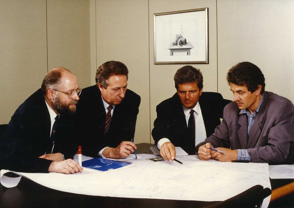 1972 gründeten Klaus Tschira, Hans-Werner Hector, Dietmar Hopp, Hasso Plattner (v.l.n.r.) und Claus Wellenreuther (nicht im Bild) die Firma „SAP Systemanalyse und Programmentwicklung“. Bei ihrem ehemaligen Arbeitgeber IBM waren Daten für Lohnabrechnung und Buchhaltung noch mechanisch auf Lochkarten gespeichert worden. SAP bot eine Software, mit der sich diese Daten am Bildschirm in „Echtzeit“ eingeben ließen. Der Firmenname stand für „Systeme, Anwendungen und Produkte (in der Datenverarbeitung)“. Bereits im ersten Geschäftsjahr verzeichnete SAP einen Umsatz von 620.000 DM.