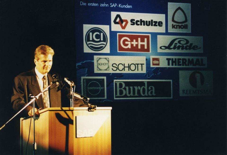 1975 konnten Kunden mit SAP-Software nicht nur die Finanzbuchhaltung erfassen. Auch Einkauf, Bestandsführung und Rechnungsprüfung wurden integriert und damit Arbeitsabläufe vereinfacht. 1976 beschäftigte SAP 25 Mitarbeiter und erzielte einen Umsatz von 3,81 Millionen DM.