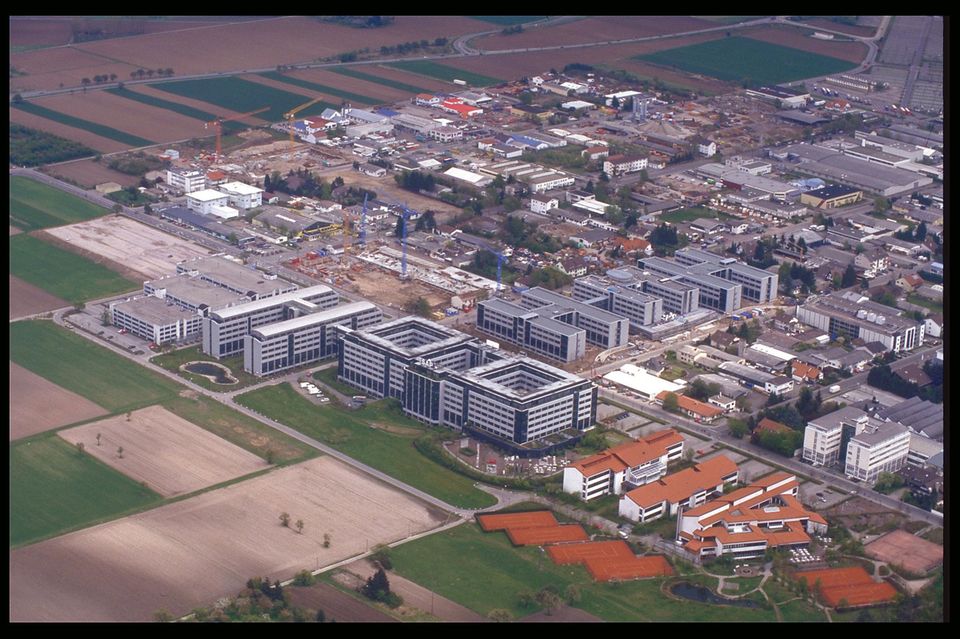 1977 zog SAP vom Gründungssitz in Weinheim an den heutigen Standort im Industriegebiet von Walldorf um. Zum ersten Mal wurden Kunden außerhalb Deutschlands gewonnen. Den Anfang machte Österreich, 1978 folgten Firmen in Frankreich. 1979 nahm SAP den ersten eigenen Server in Betrieb. Im selben Jahr kam SAP R/2 auf den Markt. Das modulare Standardsoftware-Paket setzte Maßstäbe. Es erlaubte Firmen, ihre Ressourcen wie Finanzen, Personal oder Material zu planen. Das „R“ steht für „Realtime“ (Echtzeit).