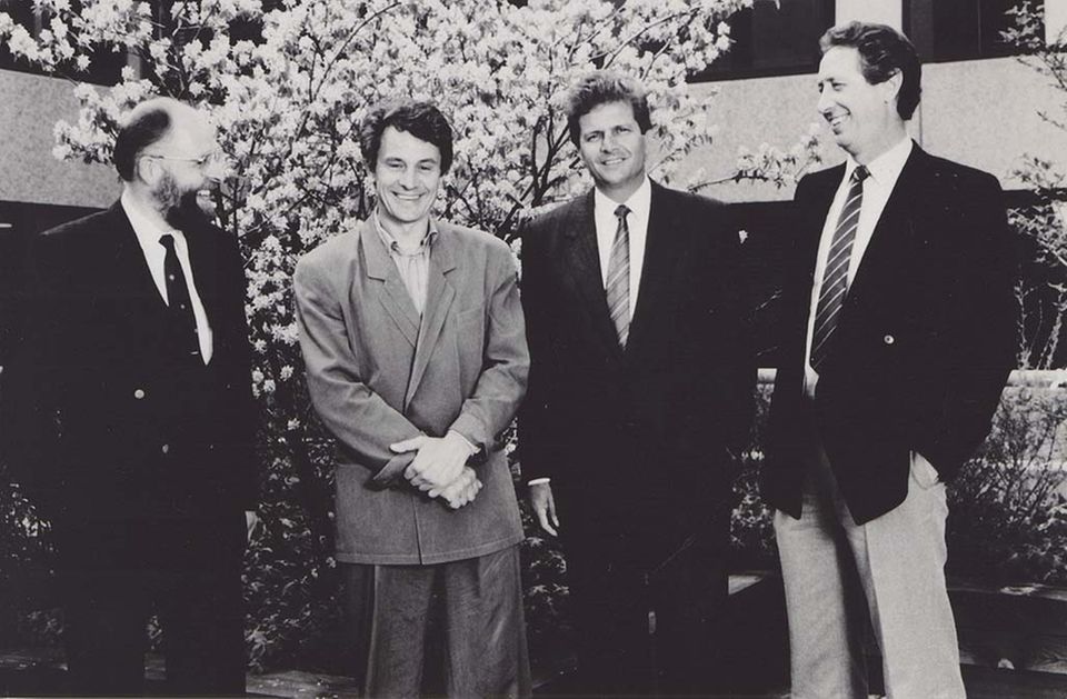 Zum zehnten Geburtstag von SAP 1982 war der Kundenstamm auf mehr als 250 Unternehmen angewachsen. Im selben Jahr schied Gründungsmitglied Wellenreuther aus dem Unternehmen aus. Die vier übrigen SAP-Pioniere wurden mit der Firma zu Milliardären. Am unteren Ende liegt laut „Forbes“ im Jahr 2019 Hans-Werner Hector mit einem geschätzten Vermögen von 2,1 Milliarden Dollar. Spitzenreiter ist der Aufsichtsratsvorsitzende Hasso Plattner mit 13,5 Milliarden Dollar. „Forbes“ führt den Kunstmäzen auf Platz 94 seiner Liste der reichsten Menschen der Welt.