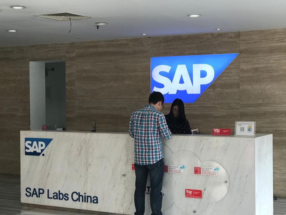 1993 konnte SAP einen neuen Rekord vermelden. Erstmals übersprang der Jahresumsatz die Marke von einer Milliarde DM. Ein Drittel wurde bereits in den USA erwirtschaftet. 1994 begann SAP die Expansion in China. In den 90er Jahren wurden namhafte Kunden wie die Deutsche Post, Daimler-Benz und General Motors gewonnen.