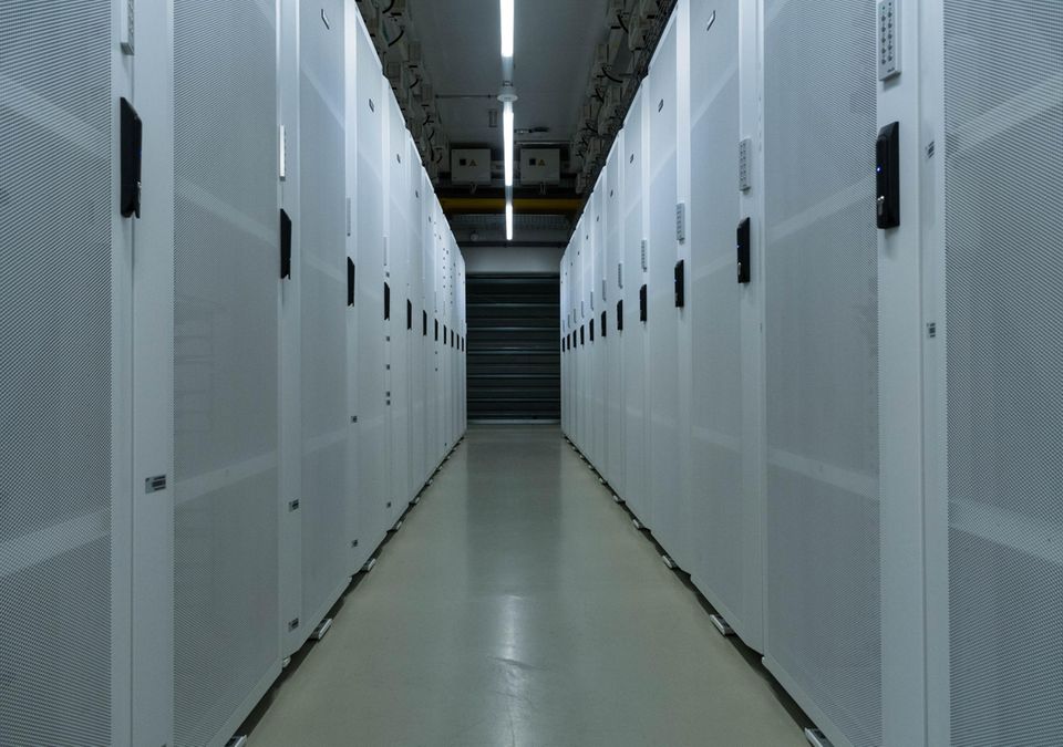 SAP hat früh auf das Internet gesetzt. Seit 1996 lässt sich die Software mit Internet-Anwendungen koppeln. 1999 kündigte Vorstandssprecher Hasso Plattner die Neuausrichtung des Konzerns an. Die bisherigen Anwendungen wurden mit E-Commerce-Lösungen verbunden. Im folgenden Geschäftsjahr 2000 konnte die Firma ein Umsatzplus von 23 Prozent auf 6,3 Milliarden Euro vermelden. Heute verzeichnet SAP nach eigenen Angaben 186 Millionen Cloud-Abonnenten. Das Foto zeigt das Rechenzentrum am Firmensitz in Walldorf.