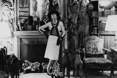 Ein Leben im Hotel: Coco Chanel 1965 in ihrem Zimmer im Pariser Ritz, das von 1940 bis zu ihrem Tod im Jahr 1971 ihr Dauerwohnsitz war