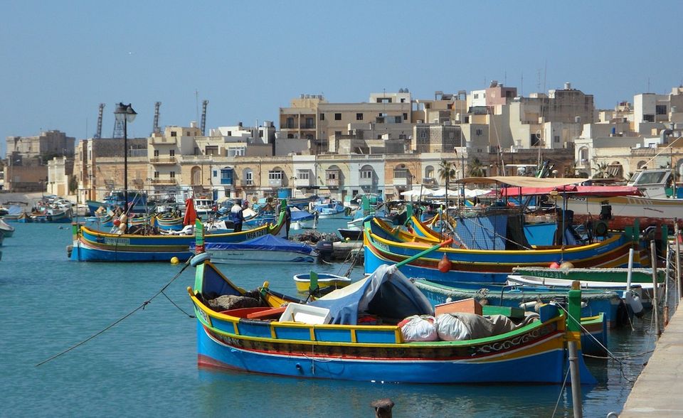 #10 Malta Malta schafft es mit 58,1 von 100 Gesamtpunkten gerade noch in die Top 10 der EU, und liegt damit einige Punkte über dem EU-Durchschnitt von 52,5. Digitale Wirtschaft, digitale Regierung und digitale Bürger: 2014 startete Malta eine eigene Digitalstrategie, die 71 Maßnahmen vorsieht, um Malta bis 2020 zu einem digitalen Zentrum zu machen. Ein Update erfolgte 2017. Laut Angaben der EU-Kommission brachte Malta im Zuge dessen im vergangenen Jahr eine umfassende Blockchain-Strategie auf den Markt, richtete ein Innovation Hub ein und arbeitet an der Weiterentwicklung mobiler E-Government-Dienste.