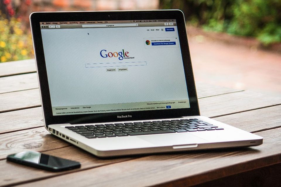 Viel hätte nicht gefehlt und wir würden heute Informationen backrubben. Die erste Suchmaschine, die Sergey Brin und Larry Page als Studenten entwickelten, hieß BackRub. Der Name hatte nicht lange Bestand. Im August 1996 nahm Google unter der URL „google.stanford.edu“ die Arbeit auf. Der Name ist ein Wortspiel mit dem mathematischen Begriff „Googol“. Er bezeichnet eine Zahl mit einer Eins und hundert Nullen. Diese gigantische Ziffer sollte die Fülle an Informationen symbolisieren, die die Suchmaschine filtern konnte.