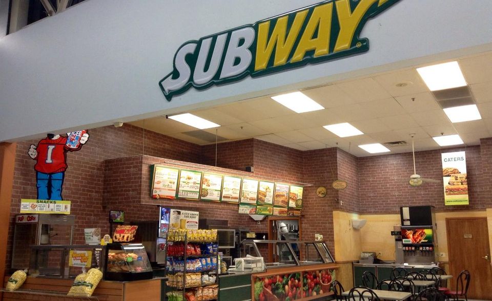Warum heißt diese Kette „U-Bahn“, fragt sich vielleicht manch ein Passant, wenn er an einer Subway-Filiale vorbei geht. Es geht noch verwirrender. Alles fing 1965 mit einem Geschäft namens „Pete’s Super Submarines“ in Bridgeport, Connecticut, an. Der verkaufte aber nicht etwa U-Boote, sondern belegte Brote. Gründer waren der 17-jährige Highschool-Absolvent Fred DeLuca und Dr. Peter Buck. „Submarines“ (Abkürzung: Sub) ist ein in den USA gängiger Name für längliche Brote, die von der Form her an U-Boote erinnern. Andere Bezeichnungen sind Hero, Hoagie oder Italien Sandwich. DeLuca und Buck landeten mit ihrem Geschäft einen Volltreffer. Sie verkauften am ersten Tag 312 Subs. 1968 wurde das Unternehmen in Subway umbenannt.