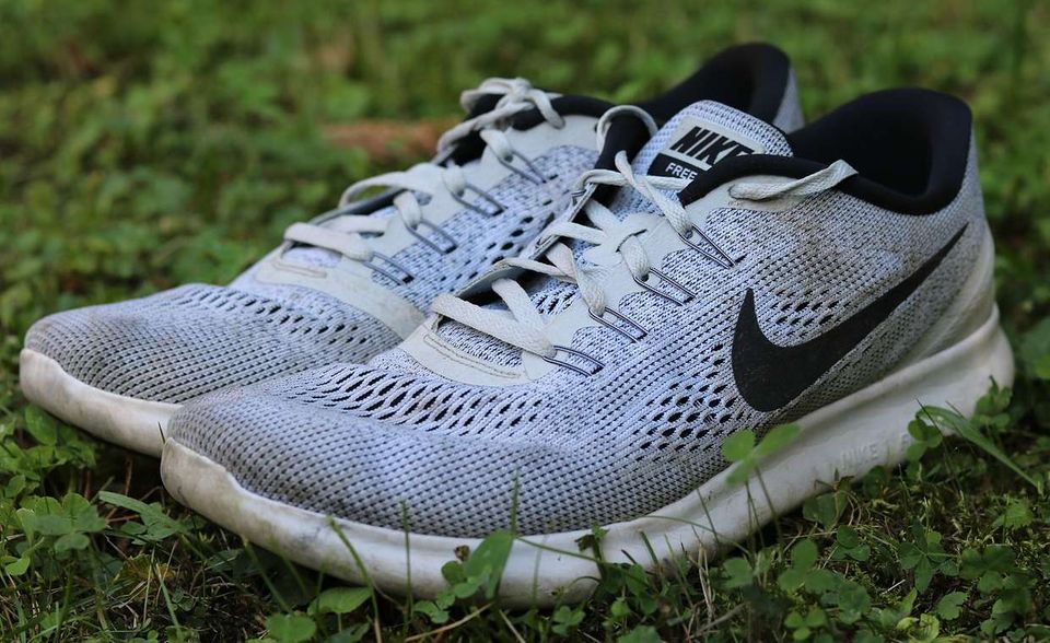 Nike ist die wertvollste Modemarke der Welt. Ob die Firma das auch unter dem ursprünglichen Namen geschafft hätte? Student Bill Bowerman und sein Leichtathletiktrainer Phil Knight gründeten 1964 ihre Firma Blue Ribbon Sports. Die vertrieb zunächst Turnschuhe der japanischen Marke Onitsuka Tiger. 1971 endete die erfolgreiche Zusammenarbeit und die Firma brachte die ersten eigenen Sneakers auf den Markt. Die trugen bereits den berühmten Swoosh. Es sollte auch ein neuer Firmenname her. Dimension 6 war im Gespräch. Am Ende entschieden sich Knight und Bowerman aber für den Namen der griechischen Siegesgöttin.