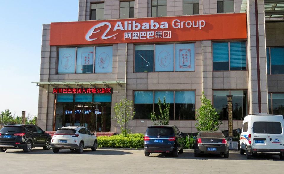 1999, fünf Jahre nach dem Start von Amazon, gründete der ehemalige Englischlehrer Jack Ma den Online-Marktplatz Alibaba. Die Alibaba Group hat heute laut „Forbes“ einen Marktwert von rund 480 Milliarden Dollar. Das Magazin führt den chinesischen Online-Händler auf Platz 59 der größten börsennotierten Firmen der Welt. Ebay liegt auf Platz 533. Alibaba ist bei Apps auch mit dem UC Browser und der Einkaufsplattform Taobao erfolgreich.