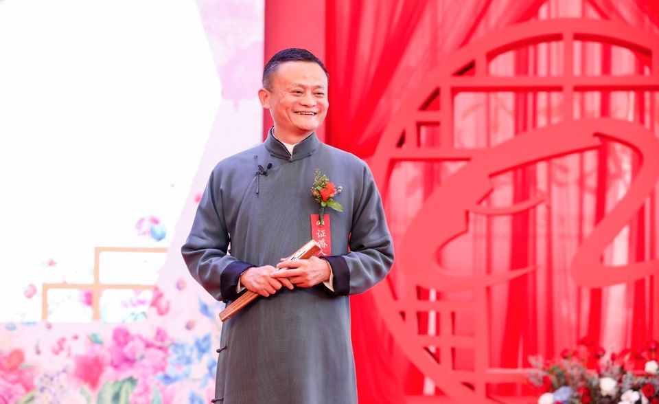 Seine Affinität zur englischen Sprache hat die Karriere von Jack Ma (eigentlich: Ma Yun) maßgeblich geprägt. Er arbeitete zunächst als Lehrer für Englisch und internationalen Handel an einer Universität in Hangzhou. 1995 lernte er während einer Reise in die USA das Internet kennen. Ma bemerkte, dass China online kaum vertreten war und fing an, Webseiten für chinesische Firmen zu erstellen.