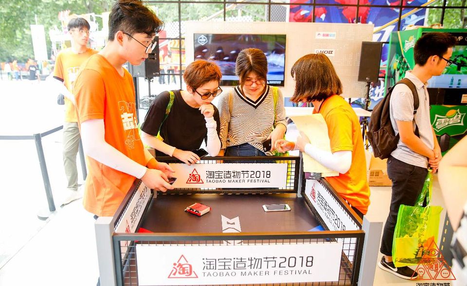 Schnell wuchs die Firma zur Firmengruppe. Im Mai 2003 wurde – erneut in Mas Wohnung – das Online-Auktionshaus Taobao gegründet. 2004 folgte die Bezahlplattform Alipay. 2010 erleichterte Alibaba ausländischen Kunden den Einkauf bei chinesischen Händler mit seiner Seite AliExpress.com.