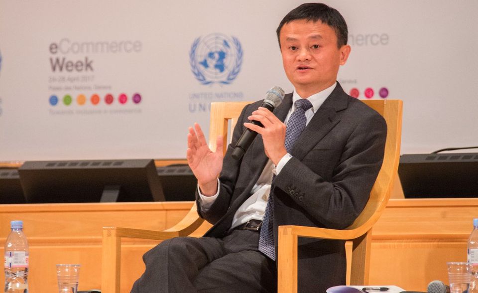 Jack Ma hat 2019 seinen Posten als Executive Chairman an CEO Daniel Zhang abgegeben. Er widersprach Gerüchten, die chinesische Regierung habe ihn aus dem Konzern gedrängt. Der 54-Jährige betonte, er habe seinen Ruhestand seit Jahren plant. Ma belegt aktuell in der Reichenliste von „Forbes“ mit 37,3 Milliarden Dollar Platz 21. Damit wäre er der zweitreichste Mensch Chinas hinter Tencent-Chef Ma Huateng.