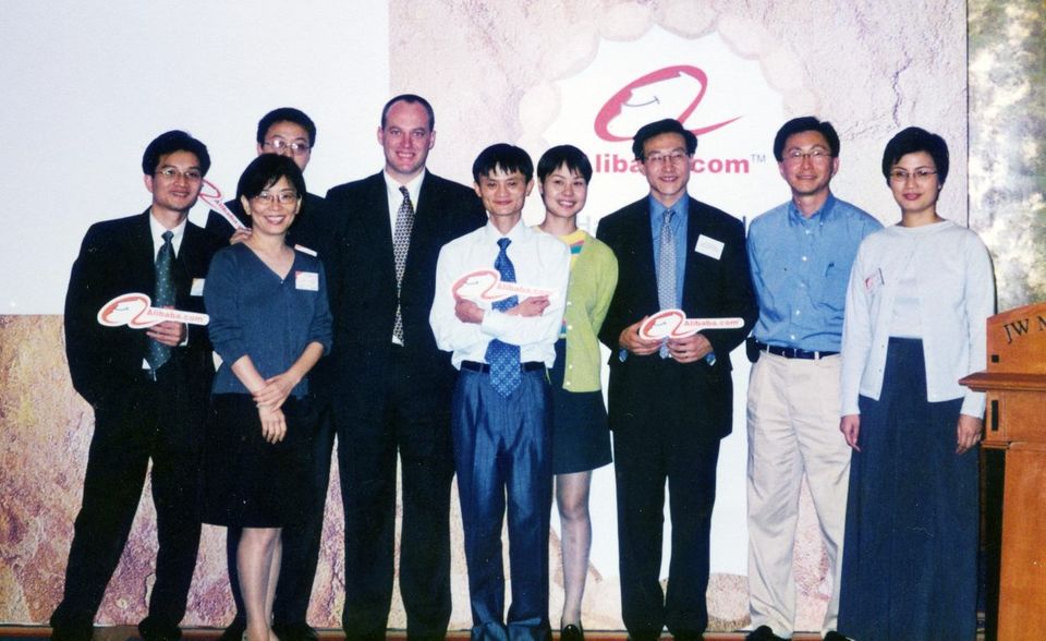 Ma ist zwar das Aushängeschild der Firma. Er war aber kein Einzelkämpfer. Er gründete die Internetplattform mit 17 Freunden und ehemaligen Schülern. Darunter waren viele Ehepaare, so auch Ma und Ehefrau Zhang Ying. Zu den Mitbegründern gehörte Joe Tsai, heute Executive Vice Chairman von Alibaba und zweitgrößter Einzelaktionär nach Ma. Er wurde dank Alibaba Multimilliardär, ebenso wie Peng Lei. Sie war vorübergehend CEO von Alipay.