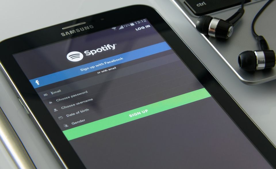 #10 Spotify Viele der erfolgreichsten Apps kombinieren Gratisinhalte und kostenpflichtige Abomodelle. Mit dieser Kombination ist Spotify zu einer der größten Apps weltweit aufgestiegen. Der Musikstreamingdienst lag 2018 auf Platz zehn der am meisten heruntergeladenen Apps. Dazu hat App Annie die Statistiken von Google Play und iOS kombiniert.