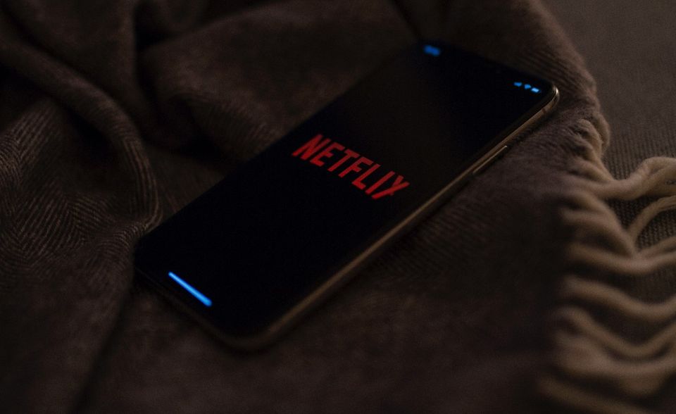 #9 Netflix Bei Netflix gibt es keine Gratisinhalte. Trotzdem hat es der Videostreamingdienst auf Platz neun der weltweit beliebtesten Apps geschafft. Gerade erst sorgte Netflix mit der dritten Staffel von „Stranger Things“ für einen weltweiten Hype. Allerdings scheint die Netflix-Manie abzuflachen. Die Abonnentenzahlen fielen zuletzt enttäuschend aus, die Netflix-Aktie verlor deutlich an Wert.