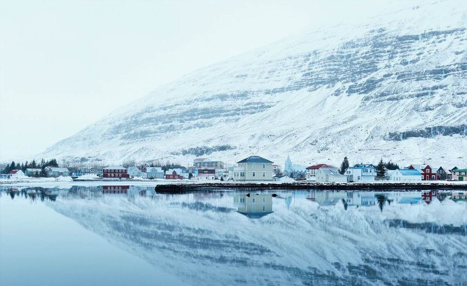 Ist es die Lage am nördlichen Polarkreis? Oder die im Übermaß vorhandene, kostenlose Erdwärme, die Außenpools und Warmwasserversorgung speist? Die Vulkaninsel Island liegt jedenfalls im Primärenergie-Ranking von BP weltweit auf Platz zwei. 696,4 Gigajoule soll jeder Einwohner 2018 verbraucht haben. Das entsprach einem Plus von 1,8 Prozent.