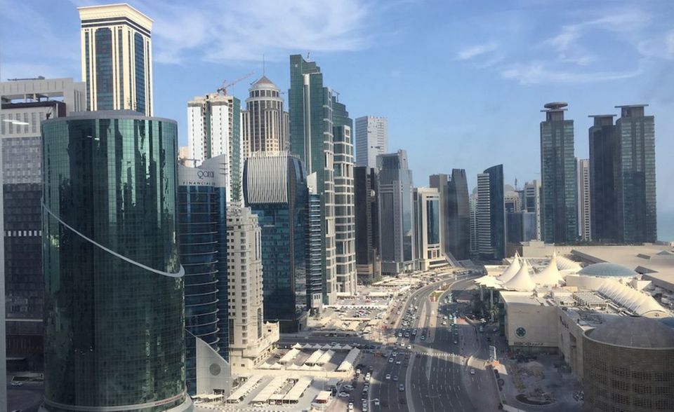Nirgendwo wird pro Einwohner mehr Primärenergie verbraucht als in Katar. Das Emirat konnte seinen Bedarf zwar um 3,3 Prozent senken. Trotzdem reichte es mit einem Pro-Kopf-Verbrauch von 749,7 Gigajoule mit weitem Abstand für Platz eins der Rangliste. Deutschland landete übrigens am Ende des oberen Drittels auf Platz 28 (164,8 Gigajoule pro Einwohner, minus 3,2 Prozent).