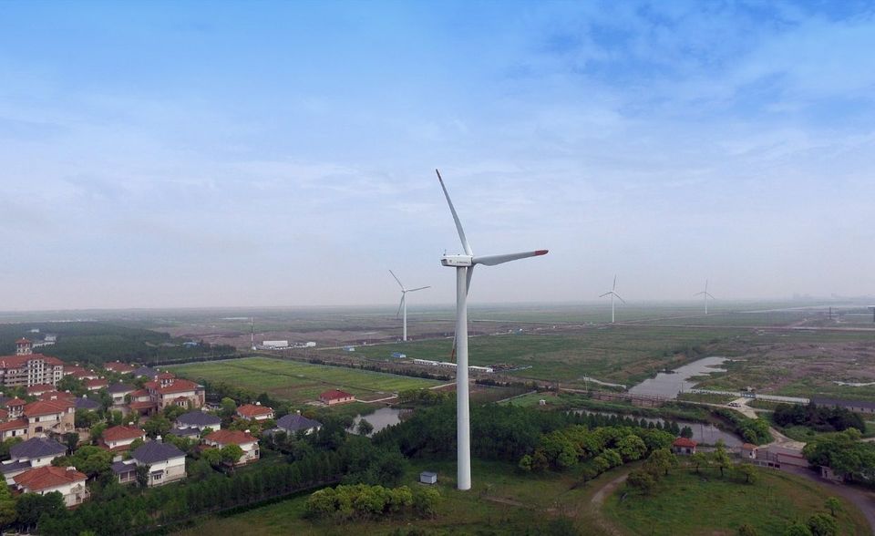 China ist der mit Abstand größte Produzent von Energie aus Wind, Sonne und Erdwärme. 634,2 TWh an diesen erneuerbaren Energien konnte die Volksrepublik laut dem BP-Report 2018 generieren. Damit führte sie in den Top 10 auch beim Wachstum. China steigerte die Produktion um 28,8 Prozent. Weltweiter Spitzenreiter in dieser Hinsicht waren die Vereinigten Arabischen Emirate. Sie konnten 77 Prozent mehr Energie aus Sonne und Wind produzieren, kamen aber auf lediglich eine Terawattstunde. Nur etwas höher fiel die Bilanz in Russland aus. Mit 1,3 TWh belegte das Land weltweit lediglich Platz 58.
