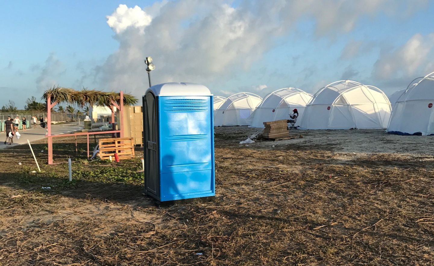 Tausende von Dollar zahlten die Teilnehmer für ein Tickets des im Vorfeld stark umworbenen Fyre Festivals auf den Bahamas. Doch statt Sterneküche und Luxus-Unterkünften gab es Zelte und trockenen Toast.