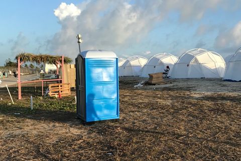 Tausende von Dollar zahlten die Teilnehmer für ein Tickets des im Vorfeld stark umworbenen Fyre Festivals auf den Bahamas. Doch statt Sterneküche und Luxus-Unterkünften gab es Zelte und trockenen Toast.