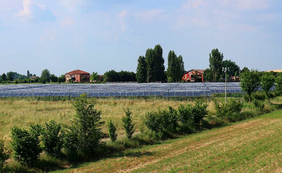 Italien belegt mit 66,0 TWh Platz neun des weltweiten Rankings mit rund 90 ausgewerteten Ländern. Allerdings war Italien der einzige Staat in den Top 10, in dem sich die generierte Energie aus Wind und Solar verringerte. Die Produktionsmenge sank im Vergleich zum Vorjahr um 2,5 Prozent.
