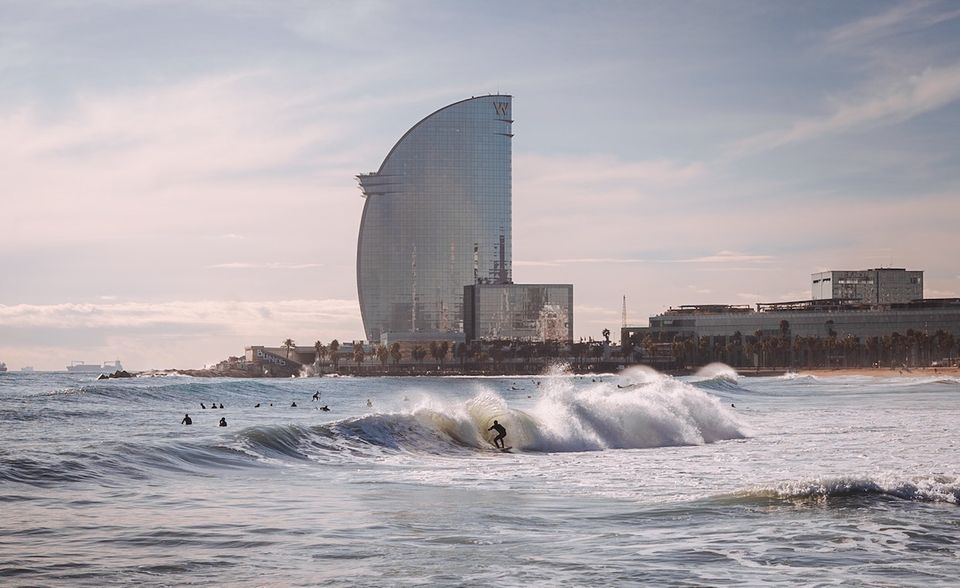 Surfen, Sonnenbaden, Cocktails trinken – der Stadtstrand von Barcelona lässt keine Wünsche offen. Kein Wunder, dass er die Goldmedaille im diesjährigen Holidu-Strand-Ranking erzielt. 850.906 Treffer auf Instagram ergab der #barceloneta. Das lebhafte Viertel gleich nebenan lockt mit szenigen Bars und erstklassigen Restaurants.