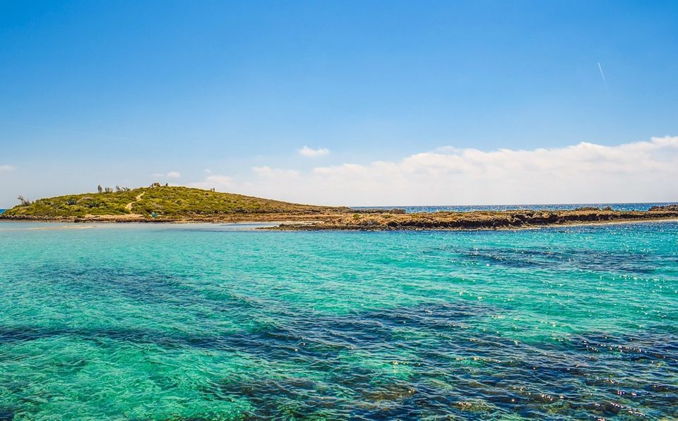Nicht bis ganz an die Spitze, dafür aber Platz 2: Nissi Beach auf Zypern gehört hierzulande nicht unbedingt zu den bekannten Urlaubszielen. Trotzdem ist hier einiges los! Schon am Nachmittag legen die ersten DJs in den Strandclubs auf. Sehen und gesehen werden lautet hier das Motto – kein Wunder, dass der Strand auf Instagram so häufig vertreten ist! 190.309 Treffer auf Instagram zeigen hellen Strand, gepaart mit türkisblauem Meer und einer beeindruckenden Sandbrücke, die je nach Wasserstand den Strand mit einer vorgelagerten Insel verbindet.