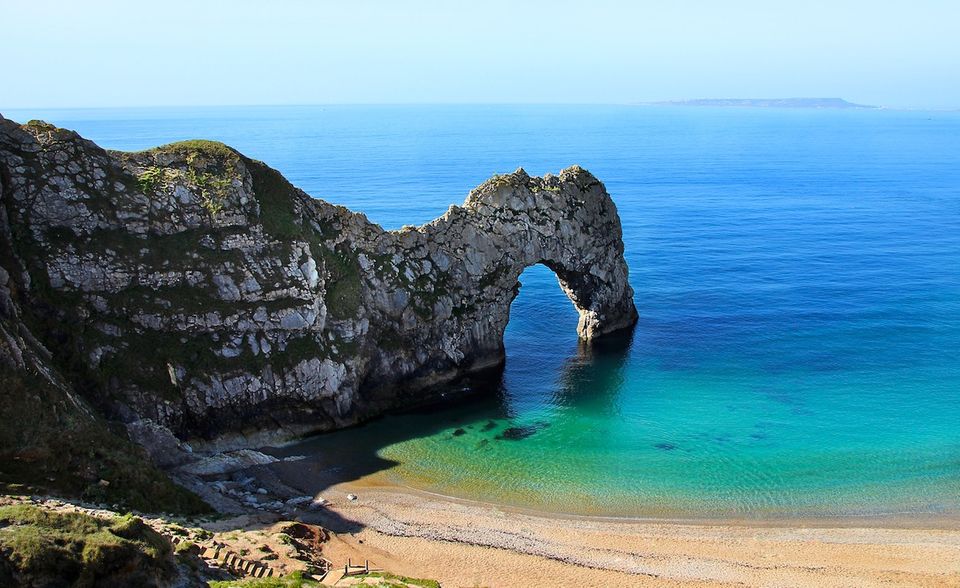 Wer denkt, dass in den Top 10 vor Allem Strände Südeuropas zu finden sind, liegt falsch! Den fünften Platz belegt der Durdle Door Beach in Südengland. Sein Wahrzeichen ist die natürliche Felsbrücke aus Kalkstein, die dementsprechend das Hauptmotiv auf Instagram unter dem Hashtag #durdledoor und sogar Kulisse für zahlreiche Musikvideos ist.