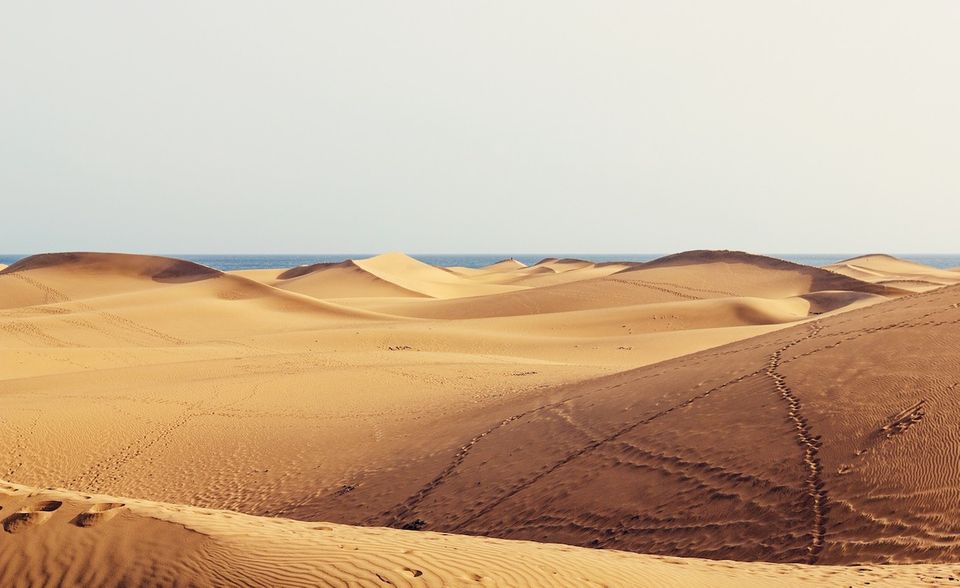 Aufs Siegertreppchen schafft es auch die bekannte Playa del Inglés im gleichnamigen Urlaubsort auf Gran Canaria. Gigantische Dünen auf der einen Seite, Hotelburgen auf der anderen und dazwischen ein Strandangebot, das Groß und Klein begeistert: Bereits in den 60er-Jahren strömten unzählige Besucher hierher. 1987 wurde das Gebiet schließlich zum Naturschutzgebiet erklärt und auch aktuell werden immer weiter Maßnahmen ergriffen, um den ursprünglichen Zustand wiederherzustellen.