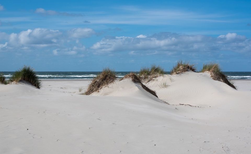 Platz 4 geht an eine Insel, die fast komplett aus Strand besteht. Richtig, so etwas gibt es! Und zwar nicht nur in der Südsee, sondern auch in Westfriesland im Norden Hollands. Die Insel Terschelling ist von einem etwa 40 Kilometer langen Sandstrand umgeben. Hier können Sie nicht nur auf Wellen, sondern auch auf Pferden an der Küste entlang reiten. Oder gemütlich zu Fuß eine Wattwanderung antreten. Hier geht es absolut entspannt zu – Was auch die 181.195 Treffer unter dem Hashtag #terschelling zeigen: Yoga, Sonnenbaden und Chillen ist bei der Instagram-Community hier sehr beliebt!