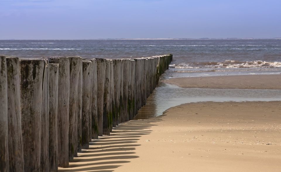 Sandige Dünen so weit das Auge reicht! Ameland ist der Inbegriff eines Nordseeidylls: Rot-weiße Leuchttürme und niedliche Robben sorgen für Freude bei den Kids und Kitscheffekte auf Instagram – Follower garantiert! Weil es hier im Sommer nicht allzu heiß wird, kann man sich entspannt dem Wassersport widmen.