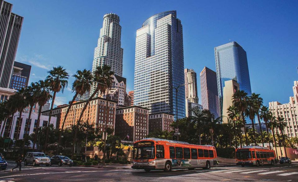 Mit seiner weltbekannten Film- und Fernsehindustrie, seiner Musikszene und als Standort für die Flugzeug- und Raumfahrtindustrie ist Los Angeles der Wirtschaftsmotor des Bundesstaates Kalifornien. Fast vier Millionen Menschen leben in der weitläufigen Stadt, in der Metropolregion sind es fast zwölf Millionen Menschen. Obwohl sich die Stadt der Engel in diesem Jahr um einen Platz verschlechtert hat, kommt Los Angeles immer noch auf Platz sieben der mächtigsten Städte der Welt.