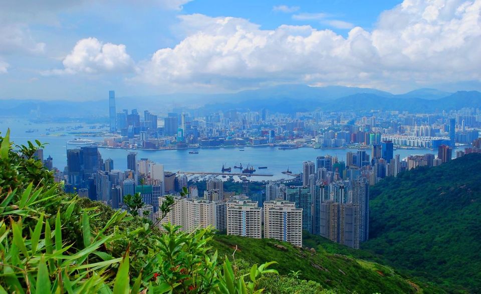 Die chinesische Sonderverwaltungszone untersteht seit 1997 wieder China, zuvor war sie britische Kronkolonie. Über sieben Millionen Menschen leben in der Metropole, die ein wichtiger Finanz- und Wirtschaftsstandort ist. Ebenso wie Singapur ist Hongkong eine der Städte mit den höchsten Lebenshaltungskosten der Welt. Besonders ist vor allem die Architektur der Stadt: Hongkong hat über 3500 Gebäude von mehr als 90 Metern Höhe. Im Ranking kann die Stadt ihre Platzierung halten und kommt wie schon 2018 auf den fünften Platz der mächtigsten Städte der Welt.