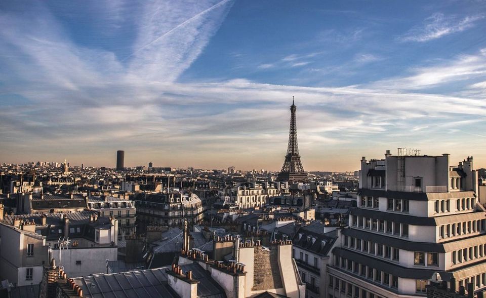 Die französische Hauptstadt gehört zu den meistbesuchten Städten der Welt. Rund 16 Millionen Besucher zieht die Stadt jährlich an. Und die kommen nicht ohne Grund: Schließlich ist Paris das kulturelle, politische und wirtschaftliche Zentrum Frankreichs. Hier leben über zwei Millionen Menschen, in der Metropolregion sind es sogar über zwölf Millionen. So bietet Paris einen riesigen Absatzmarkt für Konsumgüter, besonders bekannt ist die Stadt für die Produktion von Luxusgütern. Wie im Vorjahr belegt Paris den dritten Platz und ist damit eine der mächtigsten Städte der Welt.