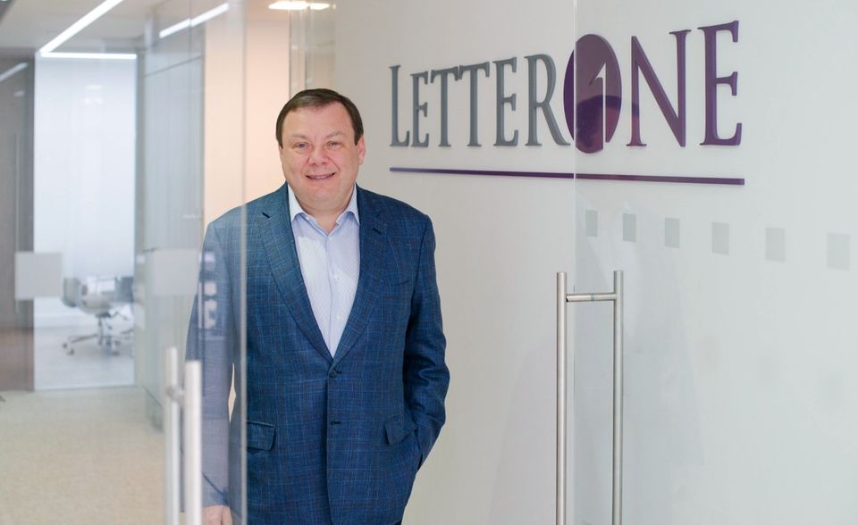 Michail Fridman kontrolliert den Industrie- und Finanzkonzern Alfa Group, der unter anderem im Öl- und Gasgeschäft tätig ist. Die Alfa Bank ist zudem die größte russische Privatbank. Auch die in Luxemburg ansässige Letter One Group gehört zu Fridmans Imperium. Sein Vermögen schätzt Forbes auf 15 Mrd. Dollar.
