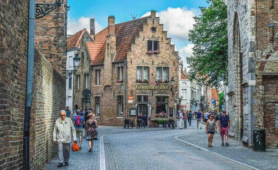 3 Belgien Belgien schafft es in der OECD auf Platz drei der Länder mit den längsten Renten. Frauen beziehen im Durchschnitt 26,1 Jahre Altersbezüge. Das ist der zweithöchste Wert. Bei den Männern sind es 21,3 Jahre (Platz fünf).