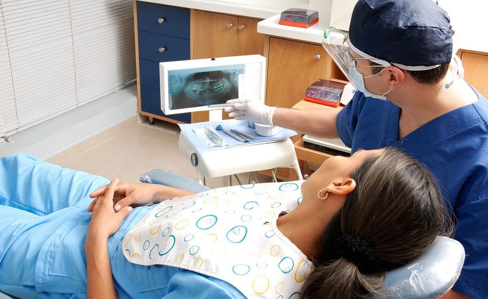 Wenigste Überstunden #3: Gesundheitswesen Auf Platz drei der Branchen mit der wenigsten Mehrarbeit in Deutschland liegt das Gesundheitswesen. Fach- und Führungskräfte müssen laut den Analysten von Compensation Partner im Durchschnitt 2,1 Stunden zusätzlich pro Woche arbeiten. Frauen kommen statistisch betrachtet übrigens generell auf 2,2 Überstunden wöchentlich, Männer auf 3,7 Stunden.