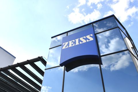 Zeiss-Logo am Hauptsitz des Unternehmens in Oberkochen