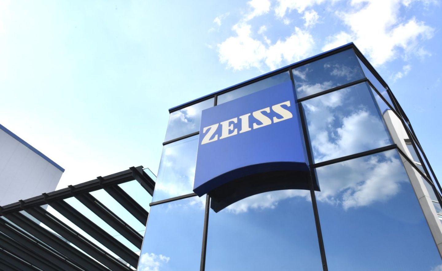 Zeiss-Logo am Hauptsitz des Unternehmens in Oberkochen