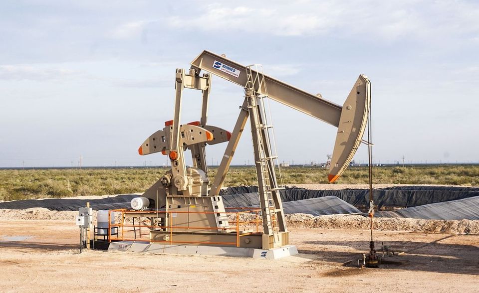 Die Ölproduktion in den USA hat sich in den letzten 15 Jahren verdoppelt. Grund für den Boom der letzten Jahre ist eine neue Methode zur Förderung von Schieferöl – das sogenannte Fracking. Trotz des enormen Eigenbedarfs exportierten die Vereinigten Staaten zuletzt zwei Millionen Fass pro Tag. Öl im Wert von 24 Mrd. Euro geht dabei auch die Mitgliedsstaaten der Europäischen Union. Vor allem Deutschland steigerte in 2018 seine US-Rohöl-Importe auf 3,9 Millionen Tonnen um ein Vierfaches. An den EU-Einfuhren hat Öl einen Anteil von 8,9 Prozent – und erreicht damit Platz fünf.
